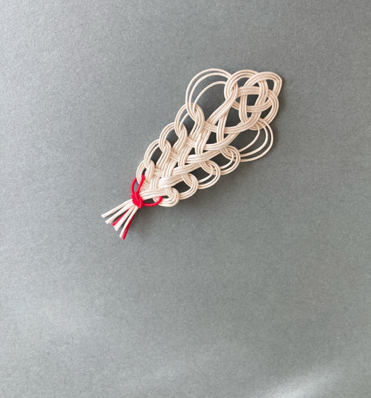 アップサイクル水引（葉っぱの贈り物ピンバッジ）