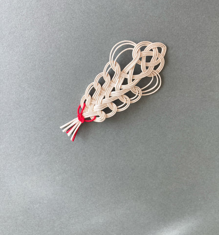 アップサイクル水引（葉っぱの贈り物ピンバッジ）