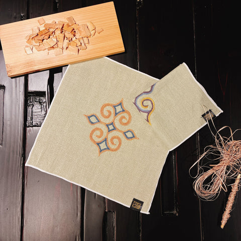 アイヌ刺繡ハンカチ（よもぎ染め）