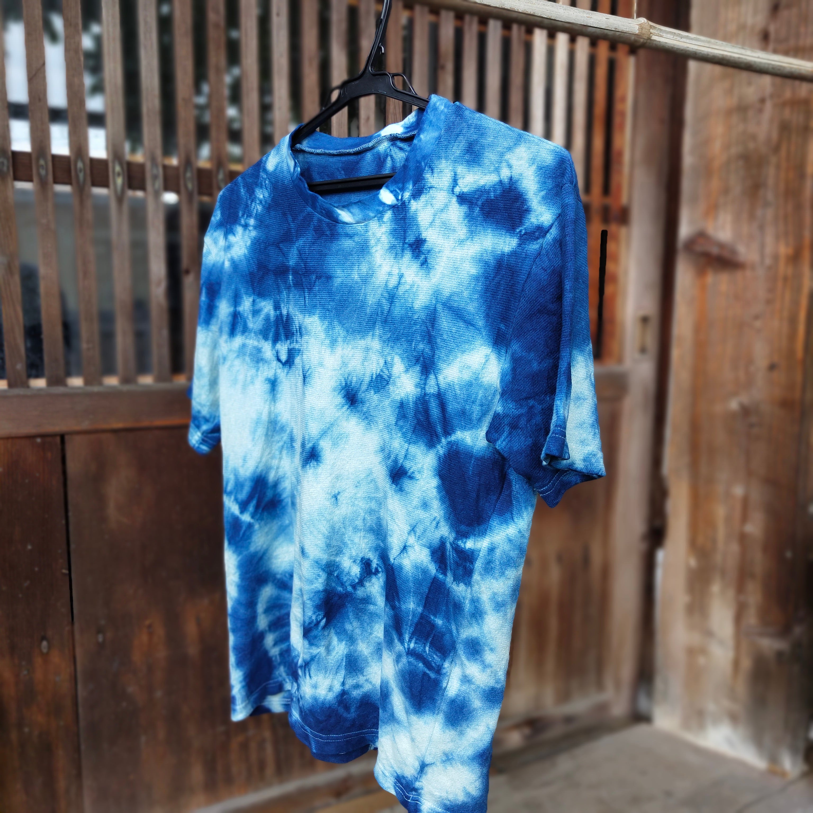 T-shirt teint indigo (tie-dyed)